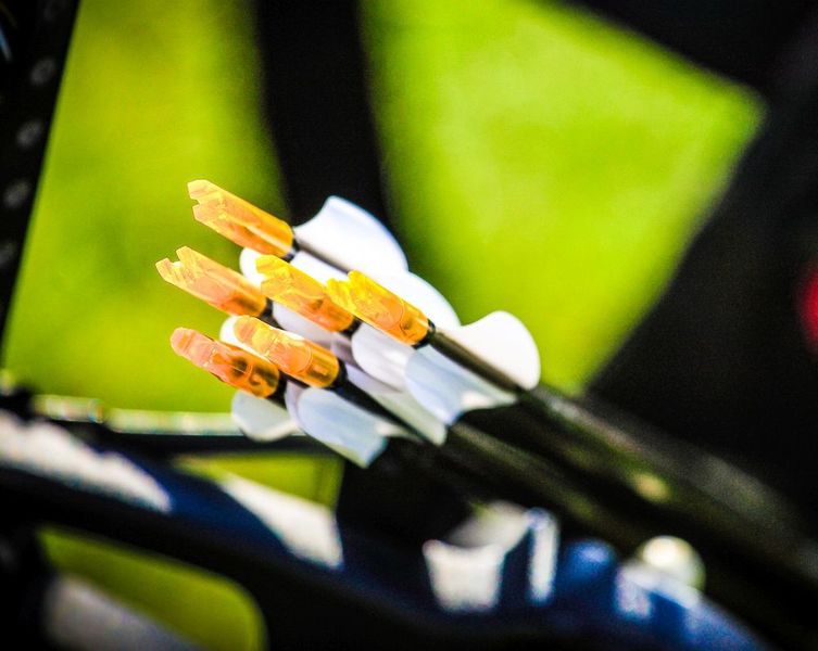 Die Nocke ist der zentrale Endpunkt am Pfeil. Über ihn wird die immense Abschussenergie des Bogens direkt auf den Pfeil übertragen, sodass dieser auf Geschwindigkeiten von über 300 km/h beschleunigt wird. Seit über drei Jahrzehnten ist Werner Beiter für die Herstellung der farbigen Nocken aus dem Polycarbonat Makrolon 2805 der Experte. (Günter Kuhr)