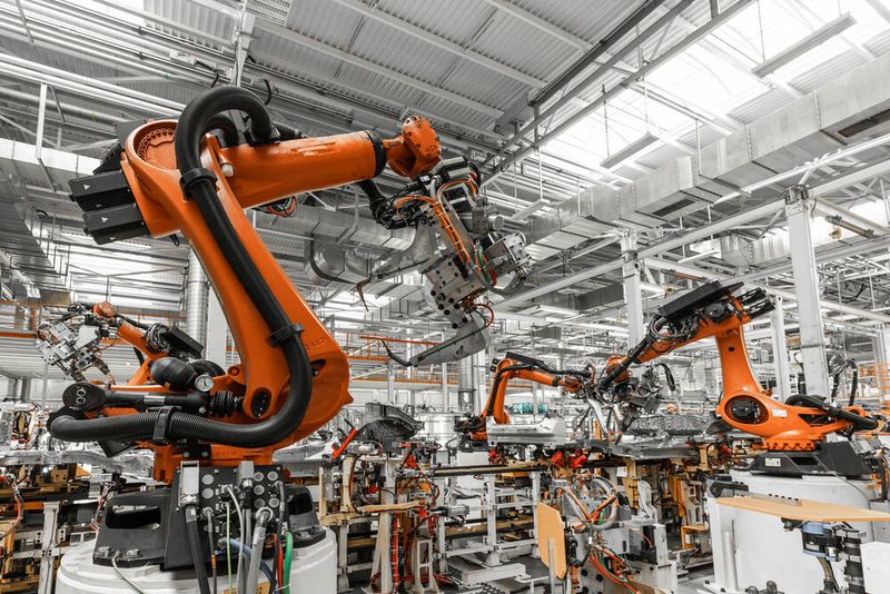 Der Einsatz von Industrierobotern nimmt in der Schweiz zu. Betrug die Roboterdichte im Jahre 2020 noch 181 auf 10'000 Beschäftigte, so liegt sie 2022 bereits bei 296 Einheiten.(Bild:  Bild von usertrmk auf Freepik.com)