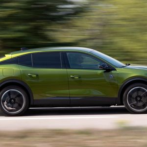 Crossover-Design  zwischen Limousine und SUV(Bild:  Peugeot via Autoren-Union Mobilität)