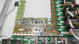 Das Test-Finale: Die funktionsgeprüften Baugruppen des Systems werden zusammengefügt. Nach dem Aufspielen einer Firmware erfolgt ein abschließender Systemtest des gesamten Elektroniksystems. (Bild: productware)