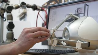 Der Wartungsroboter lässt sich über eine Bedienerschnittstelle mit Visualisierung und haptischem Eingabegerät steuern.  (Bild: Fraunhofer IPA)