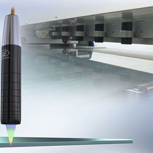 Confocal sensors from the ConfocalDT series can display resolutions down to the nanometer range. For this reason, they are predestined for measuring the thickness of glass panes.(Image: Micro-Epsilon Messtechnik GmbH & Co. KG)