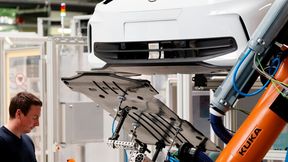 Die Montage des Unterbodenschutzes bei Fahrzeugen belastet meistens die Mitarbeiter mehr als andere Jobs. Deshalb versuchen Forscher des Fraunhofer IWU den Prozess zu automatisieren. Das ist aber nicht so einfach! Hier erklären die Experten aber, was man dennoch machen kann ... (Bild: Fraunhofer IWU)