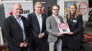Übergabe der Gedenkplakette (von links): Henrik Olsson, Verkaufsdirektor des HFO Edströms Maskin AB, Alain Reynvoet, Geschäftsführer von Haas Automation Europe, Fredrik Claesson, Geschäftsführer von Claesson Engineering AB, Kristin Alexandersson, Verkaufsingenieurin des HFO Edströms Maskin AB. (Bild: Haas Automatin)