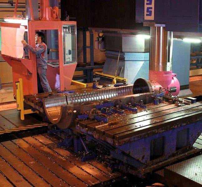 Das Ausrichten und Spannen von Werkstücken auf Portalfräsmaschinen ist schon bei Teilen mittlerer Größe wie Dampfturbinenteilen mehr oder weniger aufwendig. Bild: Schiess (Archiv: Vogel Business Media)