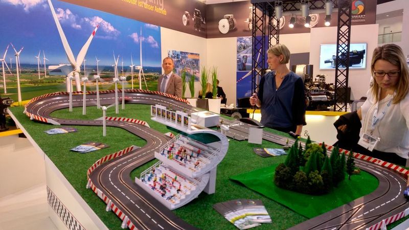 Modelle allenorts. Hier kann der Besucher Modellautos auf die Rennstrecke bringen. (Richter/konstruktionspraxis)