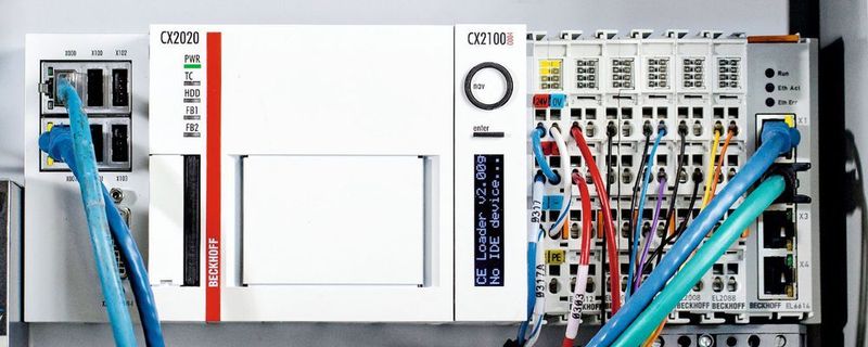 Als Steuerungsplattform der Smart Identity Systeme ist ein Embedded-PC CX2020 mit der Automatisierungssoftware Twincat 3 und Windows 7 als Betriebssystem im Einsatz. (Bild: Beckhoff)