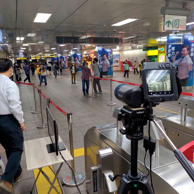 Bild 2: Temperatur-Screening mit der T-Serie von Flir in der U-Bahn von Taipeh / Taiwan.
