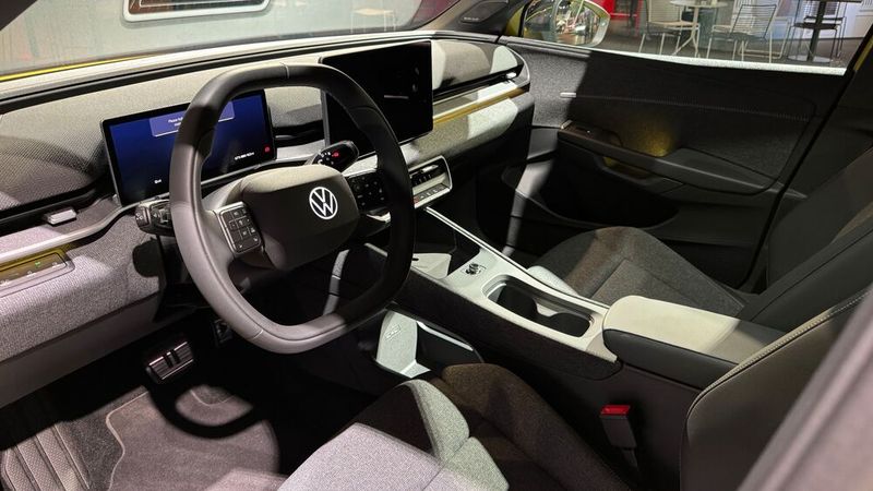 Hinsichtlich des Bedienkonzepts legt Volkswagen jedoch – wie beim ID.3 Neo – verstärkt wert auf physische Schalter und Drehregler. (Bild: Achter – VCG)