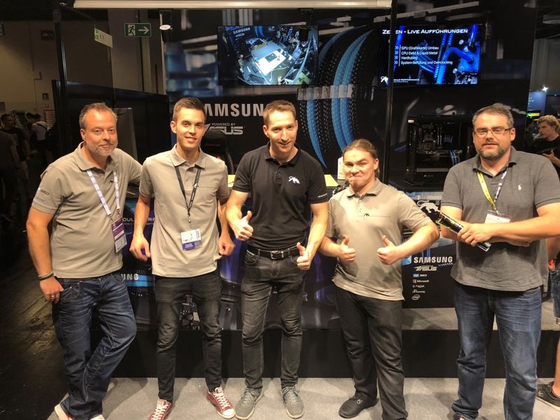 Das Joule Performance Team (v. l.) Joe Weiss, Vitalij Savelov, Philipp Krähenbühl und Timur Pfeil mit Jan Kopmann, Littlebit. (Bild: IT-BUSINESS)