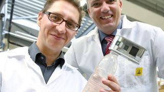 Wadi-Erfinder Martin Wesian (li.) mit dem Wadi und Roland Gammer, Bereichsleiter Mechatronik bei Lenzing Technik. (Bild: © Hermann Wakolbinger, Lenzing)