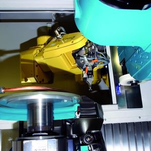 Bild 1: Schneeberger stattet immer mehr Werkzeugschleifmaschinen des mittleren und oberen Segmentes mit flexiblen Gelenkarmrobotern von Fanuc Robotics aus.