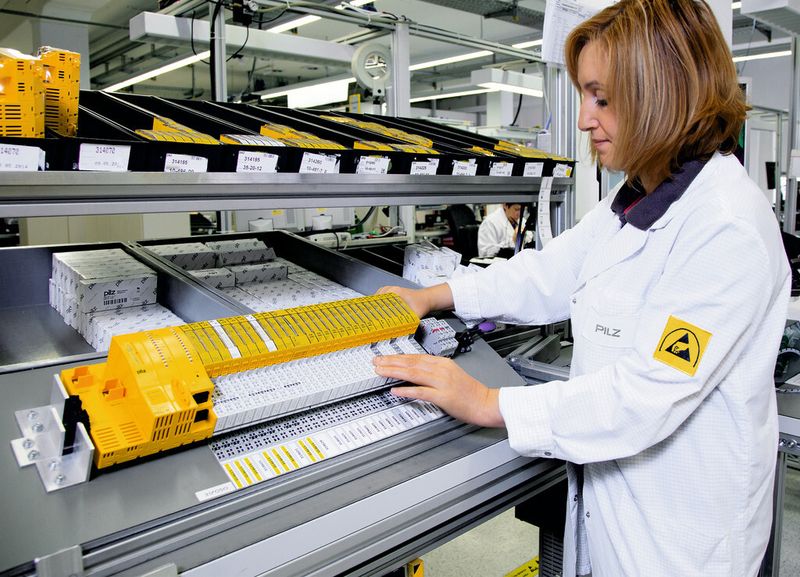 Pilz beliefert Maschinen- und Anlagenbauer auf der ganzen Welt mit Industrie-4.0-fähigen Steuerungen. Am Stammsitz in Ostfildern werden komplette Automatisierungssysteme „ready-to-use“ gefertigt. (Bild: Pilz)