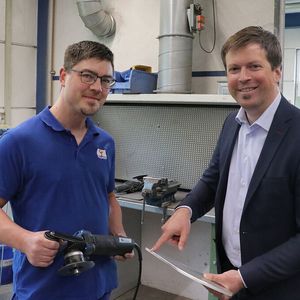 Markus Kollinger (links), Geschäftsführer der gleichnamigen Firma, freut sich mit Philipp Herwerth, Vertriebsleiter Deutschland für Elektrowerkzeuge bei Trumpf, über die guten Ergebnisse beim Einsatz des Kantenfräsers Trutool TKA 700, mit dem rund 500 Meter Kantenlänge ohne Probleme verrundet werden konnten, was das Scheibenpferd von Ellwangen angeht.(Bild:  Trumpf)