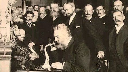 Alexander Graham Bell gilt als Erfinder des Telefons – doch er war vielmehr derjenige, der es schaffte, sein Patent erfolgreich umzusetzen. Zur damaligen Zeit tüftelten viele Erfinder an der Idee, Schallwellen über elektrische Schwingungen in Kupferdraht zu übertragen, wie der Italiener Antonio Meucci oder der Deutsche Philip Reis aus Friedrichsdorf.