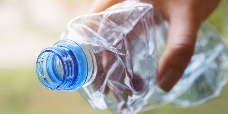 Mit einem Enzym, das Forscher auf einem Leipziger Komposthaufen fanden, könnte PET künftig deutlich schneller biologisch recycelt werden. Mit einem Enzym, das Forscher auf einem Leipziger Komposthaufen fanden, könnte PET künftig deutlich schneller biologisch recycelt werden.