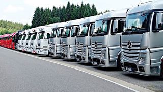 Transportunternehmer sollten möglichst genau über ihre Lkw-Flotte, die Ersatzteillage, den Kraftstoffverbrauch et cetera Bescheid wissen, damit sie langfristig erfolgreich unterwegs sind. Hexagon gibt hier einige Tipps, wie das mit modernem Flottenmanagement geht. (Bild: Daimler Truck)