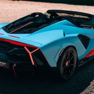 Im Heck steckt ein über 800 PS starker V12.(Bild:  Lamborghini)