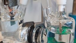 Versuchsaufbau zur Umwandlung von Kohlendioxid in Ethanol im Labor der Arbeitsgruppe von Carsten Streb (Bild: Julius Wetzel)