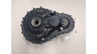 Der Prototyp der ersten Gehäusehälfte wurde Ende 2016 der Öffentlichkeit vorgestellt. Die geforderte Steifigkeit bei Temperaturen über 100 °C wurde mit 45°-Lagen des Organoblechs, verstärkenden UD-Tapes und Spritzgussrippen erreicht. (ARRK Engineering)