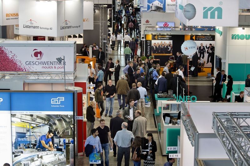 Moulding Expo 2015: Besucher in Halle 4 (Bild: Landesmesse Stuttgart GmbH / Uli Regenscheit)