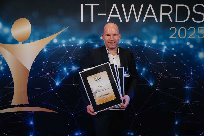 Christian Winterfeldt von Dell Technologies hält gleich vier Preise in den Händen: Gold von Storage-Insider in der Kategorie „Datensicherung und -resilienz“, Gold auch in der DataCenter-Insider-Kategorie „KI- und HPC-Hardware“ sowie Gold für die Storage-Insider-Kategorie „Datensicherung und -resilienz“ und Platin für die IP-Insider-Kategorie „Network as a Service“.  (Bild: Manuel Emme Fotografie)