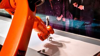 Der Kuka Roboter benötigt für das Beschreiben der fünf Rollen von jeweils rund 200 m Papierlänge insgesamt etwa 9 Monate. (Kuka)