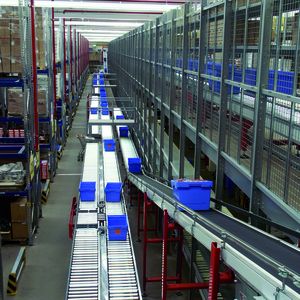 Beim Elektrogroßhändler Fega & Schmitt verbindet eine 750 m lange Behälterförderanlage alle wesentlichen Stationen der Intralogistik. Bild: Gebhardt