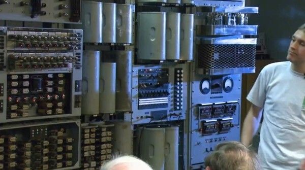 Ein historischer Moment: WITCH, der älteste funktionstüchtige Computer der Welt wird nach drei Jahren Restaurierung gebootet und so wieder zum Leben erweckt (Bild: TNMOC)