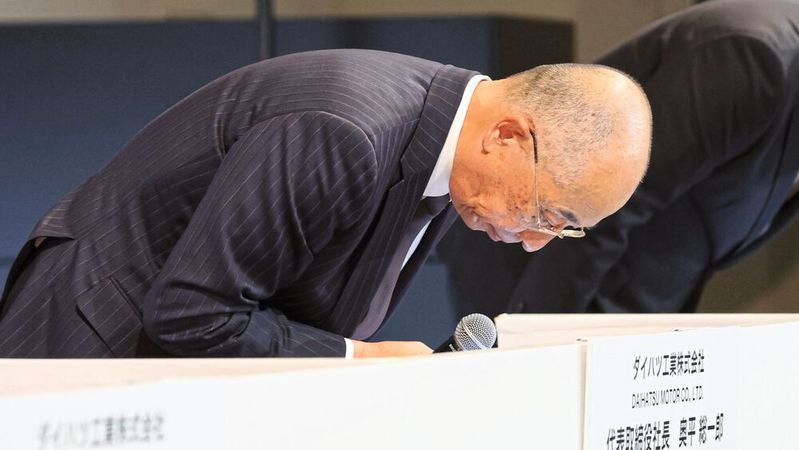 Daihatsu-Motor-Chef Soichiro Okudaira verneigt sich für eine Entschuldigung wegen der Manipulation von Sicherheitstests.(Bild:  Picture Alliance / Associated Press | Shuhei Yokoyama)