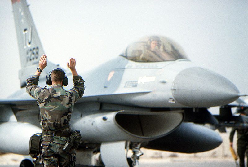 Biofuels ready for take off? The political opposition is sceptical: The U.S. House of Representatives is considering a bill that would keep the military from buying biofuels if they cost more than conventional fuels. (Picture: Wikimedia Commons)