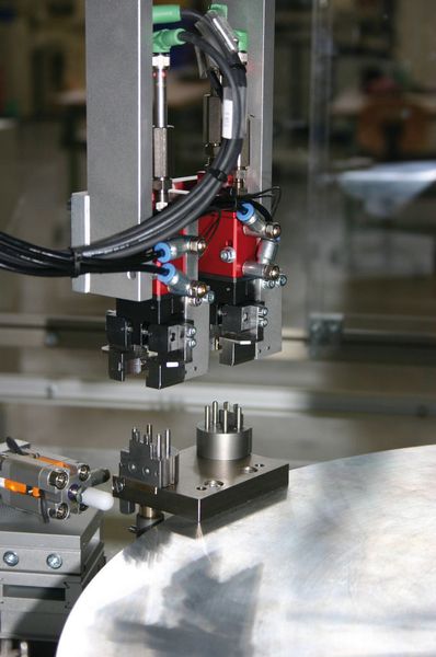 Bild 3: Die Detailansicht am Rundschalttisch zeigt die Doppelbestückung von Distanzsensoren mit einem pneumatischen Greifermodul. Bilder: Afag (Archiv: Vogel Business Media)