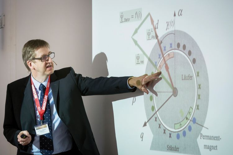 Prof. Matthias Nienhaus, Steinbeis: Sensorloses Ansteuerverfahren mit multisensorischen Fähigkeiten zur energieeffizienten Regelung von PMSM im gesamten Drehzahlbereich. (VBM/Stefan Bausewein)