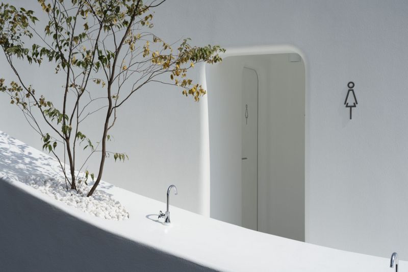 Über den offenen Innenhof erreicht man die Damen- und Herrentoiletten. (Standort: Nishisando/Architekt: Sou Fujimoto).  (Bild: The Nippon Foundation / TOTO Ltd.)