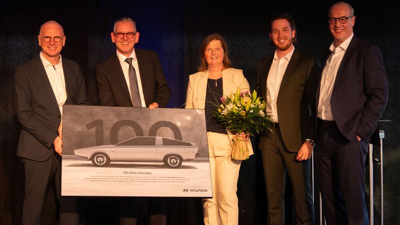 Vertreter von Hyundai Motor Deutschland gratulierten dem Autohaus E. Funke zum 100-jährigen Jubiläum.(Bild:  Autohaus E. Funke)