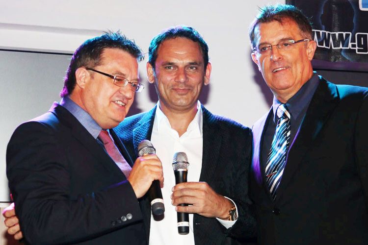 ... ebenso wie die Brüder Hans-Jürgen (Mitte) und Christian Abt aus Kempten. Seither verbinden die Röslauer VW-Brüder und das Kemptener Renngespann eine enge Freundschaft und erfolgreiche Geschäftspartnerschaft. (Foto: Wunschel)