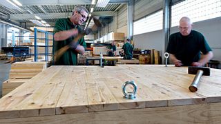 Eine Holzverpackung nimmt Gestalt an. (Bild: Schulte/HPE)