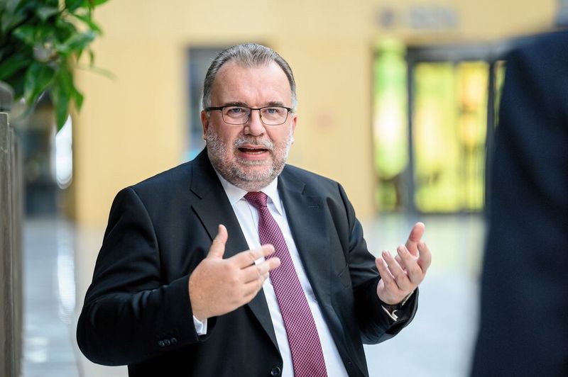 Industriepräsident Siegfried Russwurm sagte: „Wir sind viel zu langsam, Stichwort Genehmigungspraxis. Die Unternehmenssteuern sind im internationalen Vergleich zu hoch.“ Es brauche mehr steuerliche Anreize für Investitionen in Deutschland. „Die Energiepreise sind überfrachtet mit Steuern und Abgaben. Das können wir uns nicht mehr leisten im globalen Wettbewerb. Die aktuelle Krise ist nicht nur eine kleine Konjunkturdelle. In der grünen und digitalen Transformation gibt es für die Regierung immense Aufgaben zu erledigen.“ So sollte die Bundesregierung ein umfassendes Bürokratieentlastungsgesetz umsetzen.  Die Produktionsrückgänge in den energieintensiven Industrien in diesem Jahr seien ein Risiko für wichtige Wertschöpfungsketten, sagte der Präsident des Bundesverbands der Deutschen Industrie (BDI). „Die Standortbedingungen für diese Branchen haben sich durch den Krieg und die Lage an den Energiemärkten dauerhaft verschlechtert. Aber uns sind die Instrumente abhandengekommen, diese Verschlechterung frühzeitig zu erkennen: Wir haben viele Jahrzehnte gelernt, dass die Arbeitslosenquote ein guter Indikator ist, wie es unserer Wirtschaft geht. Und plötzlich gilt diese Regel nicht mehr, weil wir mehr als 400.000 Arbeitskräfte netto jedes Jahr verlieren.“  Aus dem Fachkräftemangel sei ein Arbeitskräftemangel geworden, so Russwurm. „Aber aus vielen offenen Stellen und hoher Beschäftigung den Schluss zu ziehen, der Industrie und dem Land gehe es gut, ist eine gefährliche Fehleinschätzung.“ Auch positive Ergebnismeldungen der letzten Zeit dürften nicht darüber hinweg täuschen, dass viele Unternehmen ihre Gewinne vor allem in ihren Auslandsgesellschaften machten.  „Es ist heute schon so, dass international aktive deutsche Konzerne ihre neuen Produkte leider nicht in Deutschland entwickeln, sondern woanders, wegen strikter oder zu vieler Vorgaben hier“, sagte Russwurm. Das maßgebliche Regelungswerk für die Datenwirtschaft, der Data Act, müsse europäische Datenräume schaffen, um Skaleneffekte wie in den USA oder in China zu ermöglichen.  Aktuell verpasse Deutschland wegen einer Überbetonung des Datenschutzes wichtige Chancen zum Beispiel in der künstlichen Intelligenz und in der Datenökonomie. „Ein drastisches Beispiel für die deutsche Datenangst ist die elektronische Gesundheitskarte, über die wir seit 25 Jahren diskutieren. Werde ich nachts als Notfallpatient ins Krankenhaus gebracht, will ich, dass der Arzt, die Ärztin meine Krankengeschichte kennt, dass die Daten auf Knopfdruck verfügbar sind.“ (Bild: BDI)