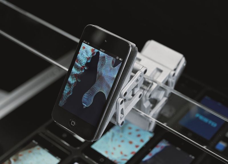Der NanoForceGripper ist energieeffizienter Greifer, dessen Elemente dem natürlichen Vorbild des Geckos nachempfunden sind. (Bild: Festo)