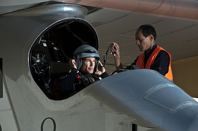 Betrand  Piccard im Cockpit (Solar Impulse)