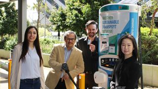 Mit einer Akkuladung von Melbourne nach Sydney – dank der neuen Lithium-Schwefel-Batterietechnologie (von links): Mahdokht Shaibani, Mainak Majumder, Matthew Hill, Yingyi Huang.  (Bild: monash.edu)