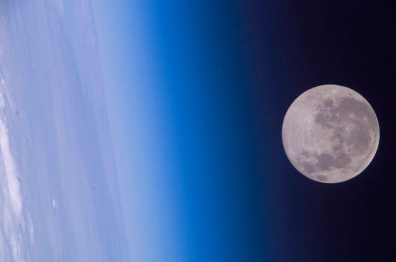 Horizont der Erde und Vollmond: Ab 2019 gibt es auch für Privatpersonen einen Paketdienst zum Mond (Bild: Nasa)