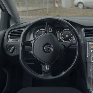 Die Drohne übermittelt die Position der freien Parkfläche an das System. Es erstellt die Route und schickt das Fahrzeug los.(Bild:  DLR)