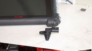 Neu und dennoch defekt: Dieser Nockenwellensensor funktionierte nicht, obwohl er frisch aus der Schachtel kam. (Bild: Dominsky – »kfz-betrieb« )