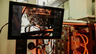 Viele Produktionsabläufe passieren ohne Einblick darauf zu haben. Mit dem System Orca Vision kann man den Vorgängen, etwa dem Spritzgießen, optisch auf die „Finger“ schauen... (enesty / Collasys)