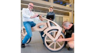 Informatik-Professor Holger Hermanns auf der elektrifizierten Draisine, im Hintergrund Florian Schießl, rechts der belgische Fahrradingenieur Dries Callebaut. (Bild: Oliver Dietze / Uni des Saarlandes)