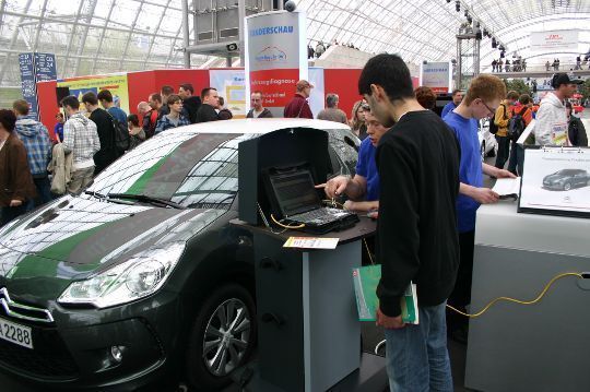 Partner aus der Industrie informieren an „Aktionsinseln“ über moderne Automobiltechnik. (Archiv: Vogel Business Media)