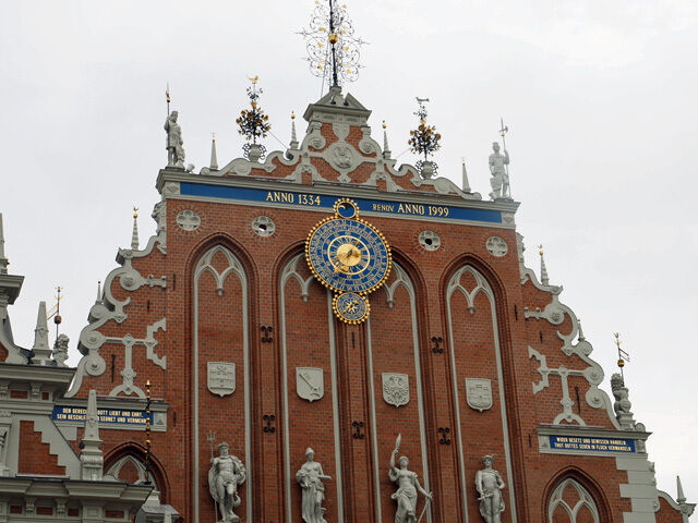 Ein Ausschnitt des Schwarzhäupterhauses in der lettischen Hauptstadt Riga, das der Kaufmannschaft und den Bürgern lange als Versammlungsort diente. Erstmals urkundlich erwähnt wurde das Schwarzhäupterhaus 1334.  (mk)