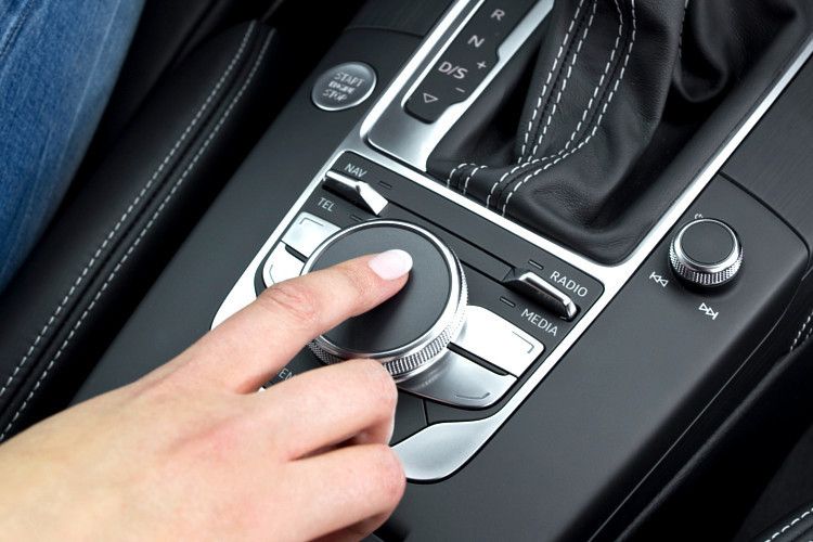 ... den Dreh-Drücksteller mit integriertem Touchpad. Mit dessen Hilfe gibt der Fahrer zum Beispiel Buchstaben für das Navigationssystem direkt ein, ... (Audi)