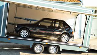 Diesen 205 GTI restaurieren die Mitglieder des Clubs L'Aventure Peugeot gerade. Auf den ersten Blick noch ganz propper, doch der Schein trügt ... (Bild: Peugeot)